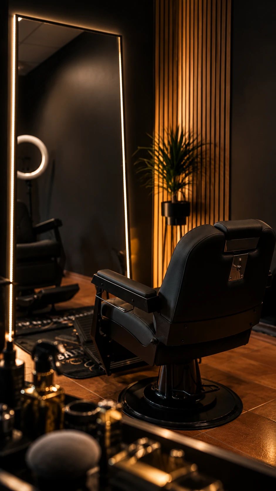 Must barberitool IRIS stuudios, soe valgus puitliistudel ja valgustatud peegel